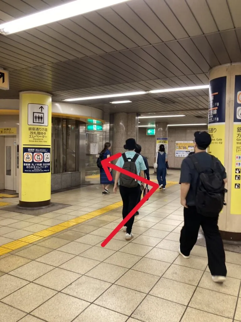 有楽町線 和光市行き進行方向 7号車3番ドアに乗ると改札出口に近いです。 目の前のエレベーターもしくは左奥の階段で上がります。