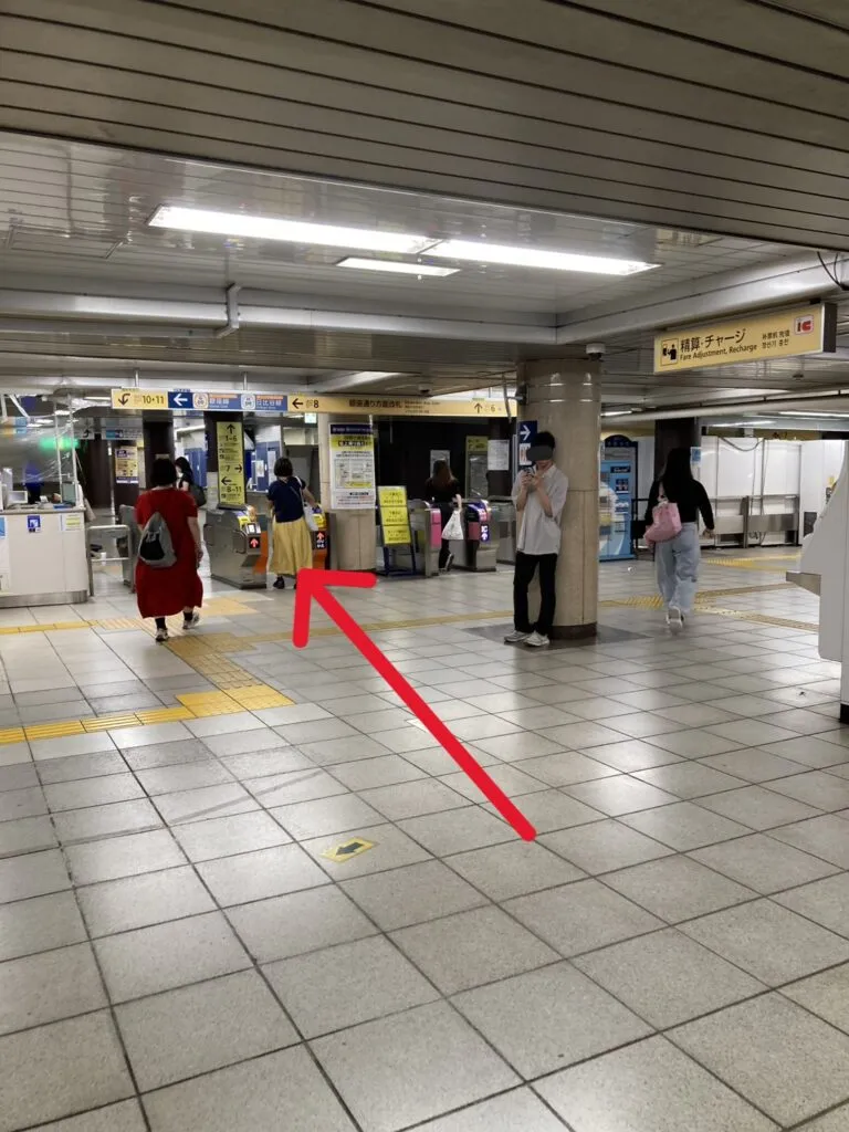 改札を出て真っすぐ進みます。