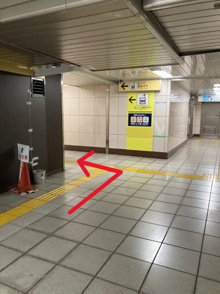 (エレベーターの場合)進んで左、出入口通路ゆきに進むとエレベーターがあります。