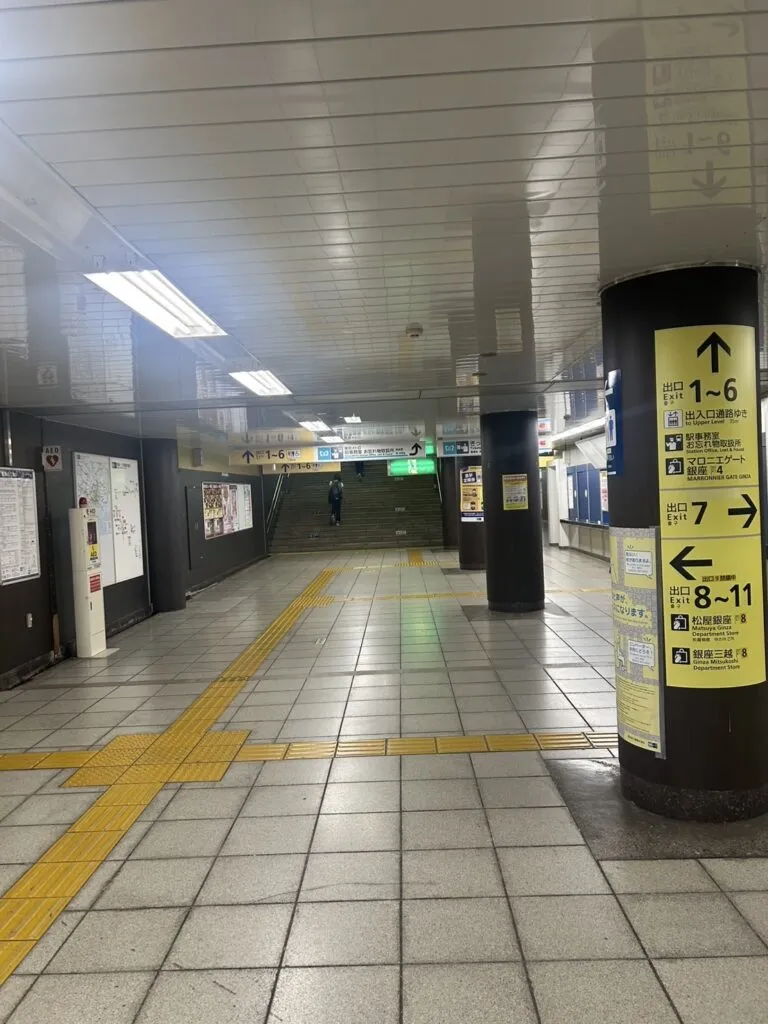 改札を出て真っすぐ進みます。